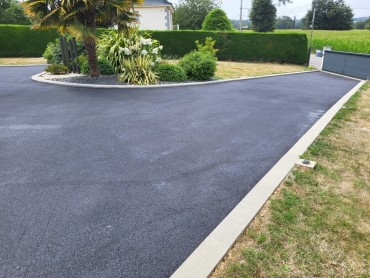 r&eacute;alisation de l'empierrement, la pose de bordures et pav&eacute;s et enrob&eacute;