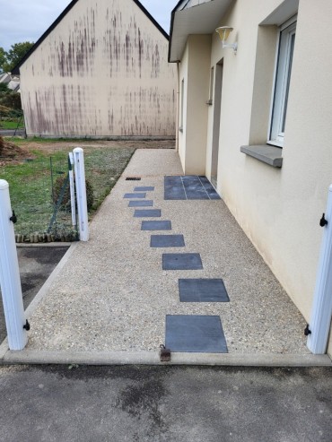 entr&eacute;e en b&eacute;ton d&eacute;sactiv&eacute; avec palis d'ardoise en insertion