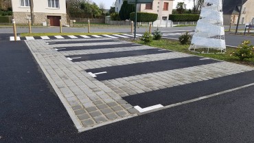 Parking enrobé + pavés.jpg